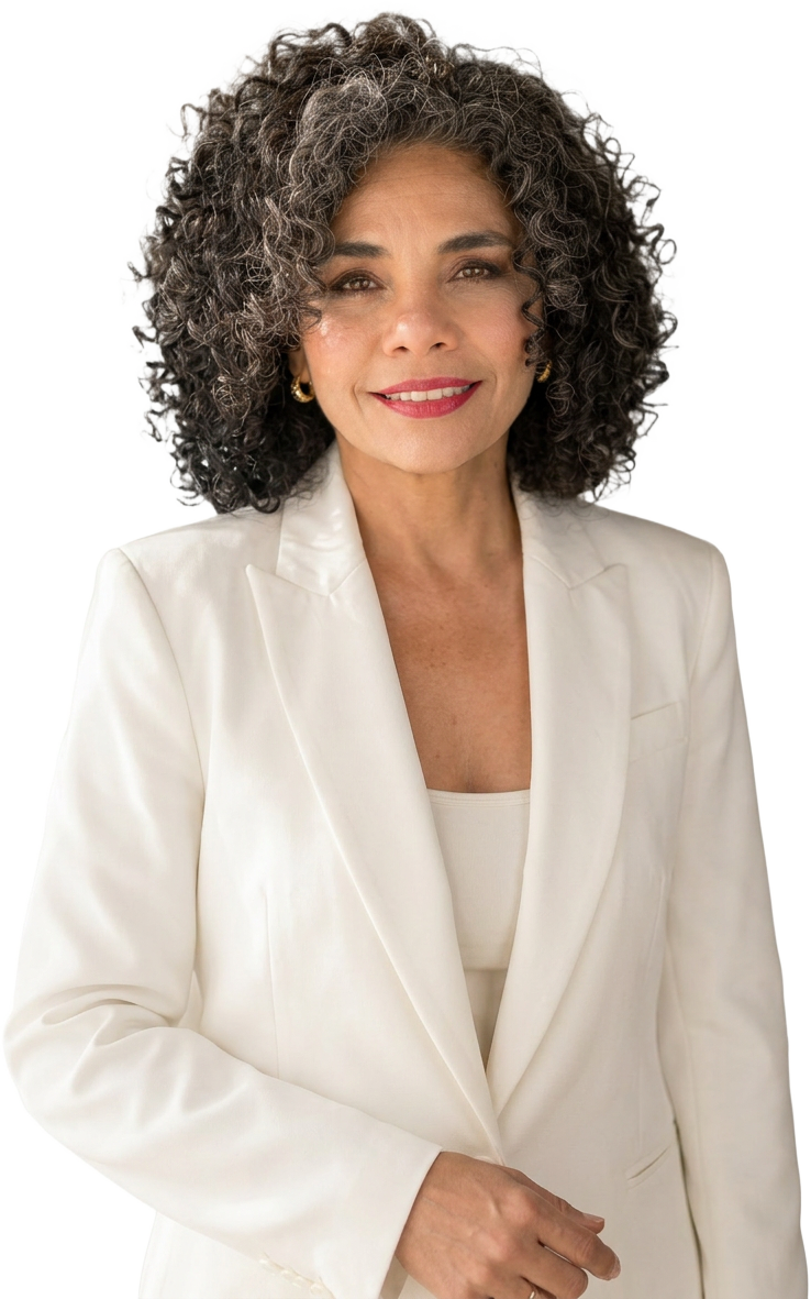 Angela Lira, de blazer branco, sorrindo com confiança